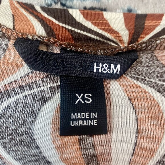 Vintage Retro-Print European V-Neck Cap-Sleeve Tee by H&M (Size XS) - Picture 14 of 16